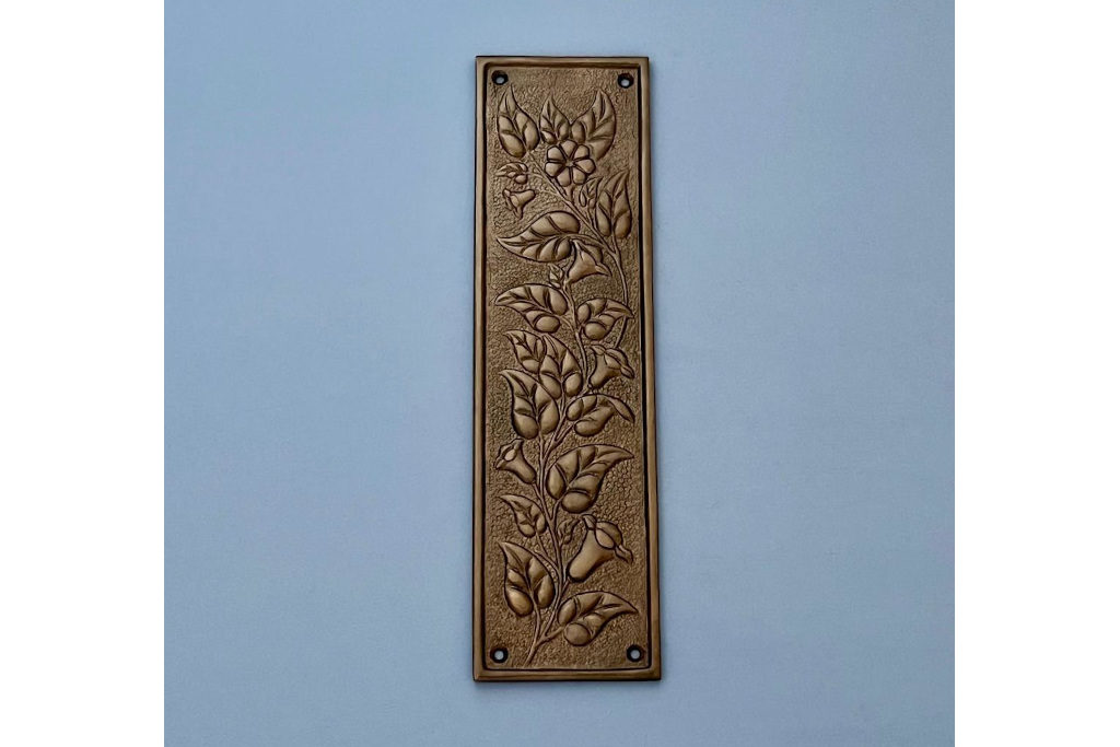 Floral finger plate
