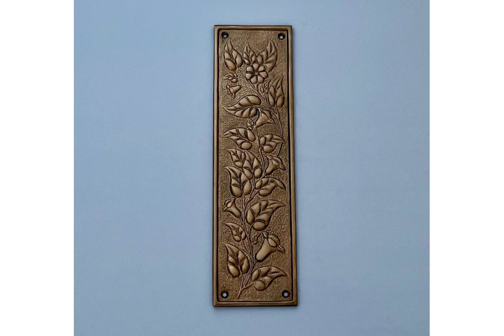 Floral finger plate