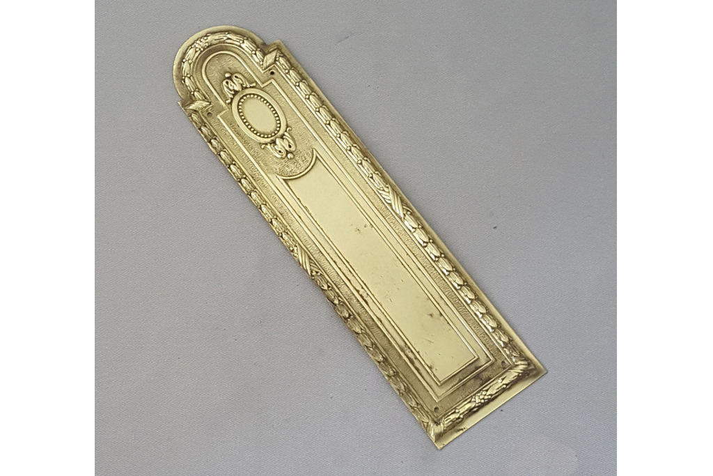 Gold-coloured finger plate