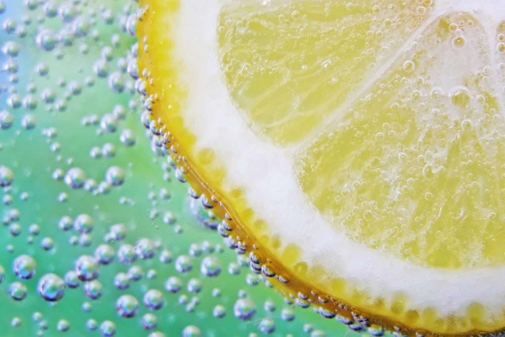A lemon slice in bubbly water
