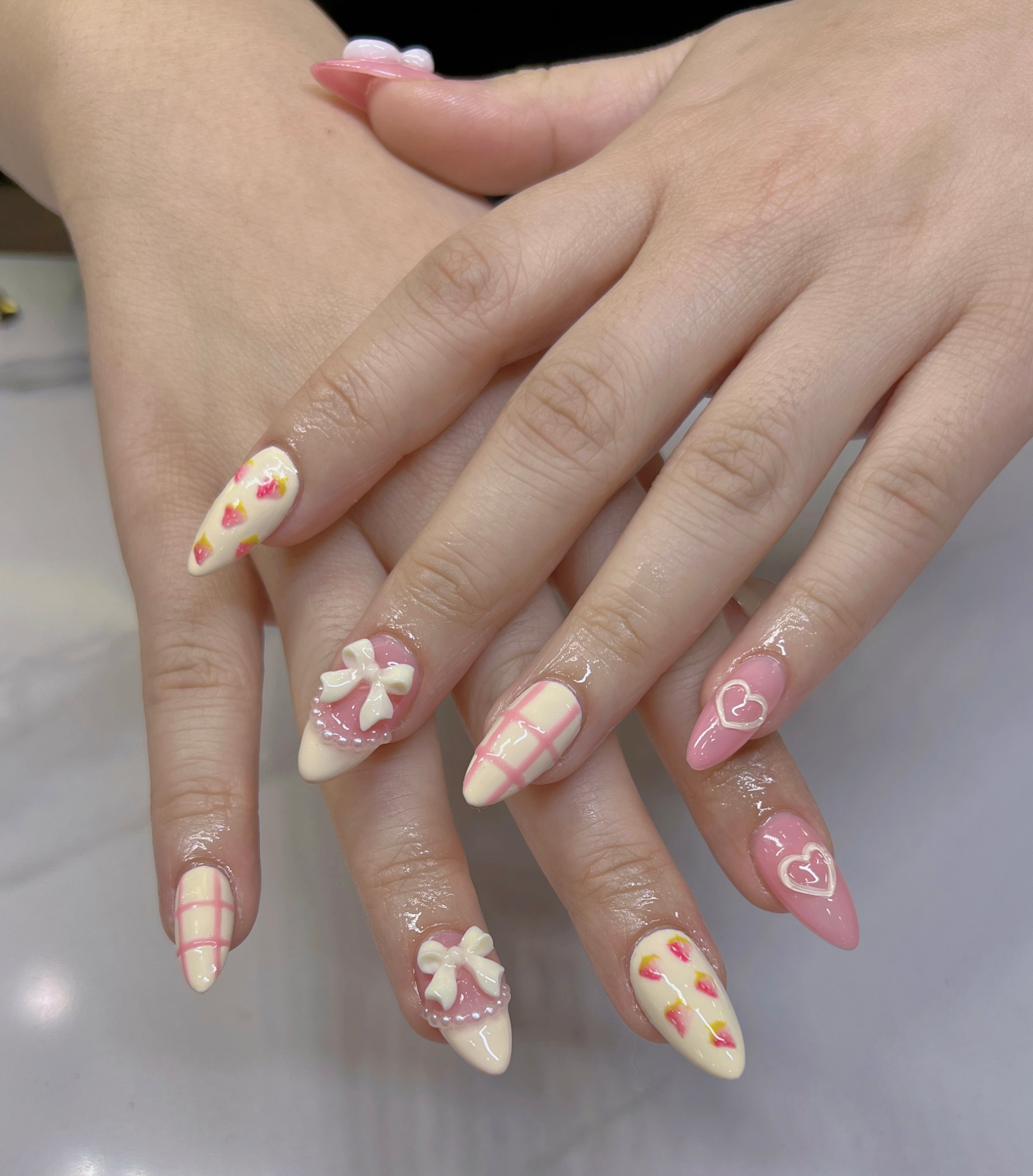 Coquette manicure