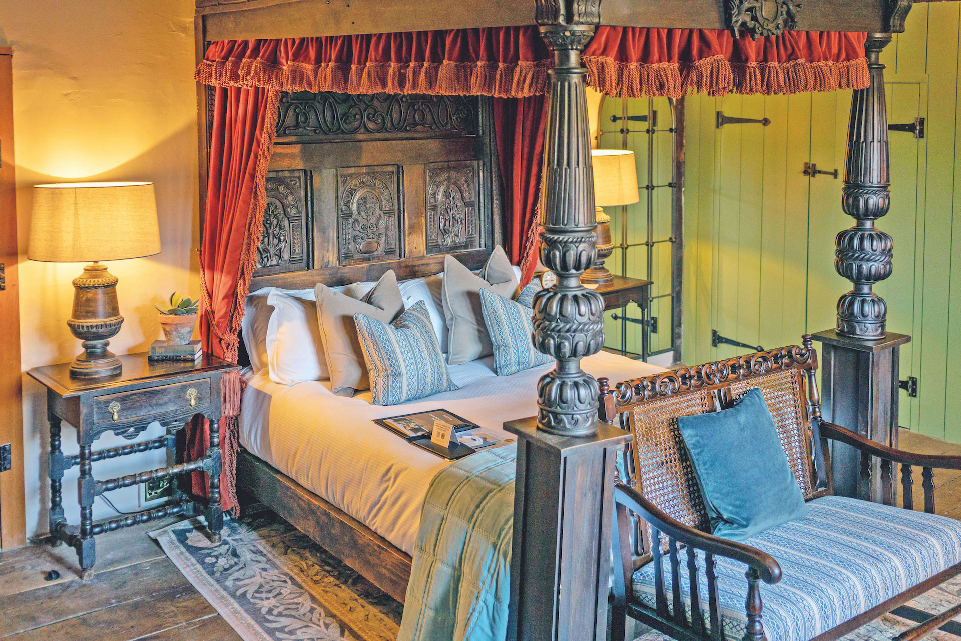 The George Inn bedroom with four poster bed