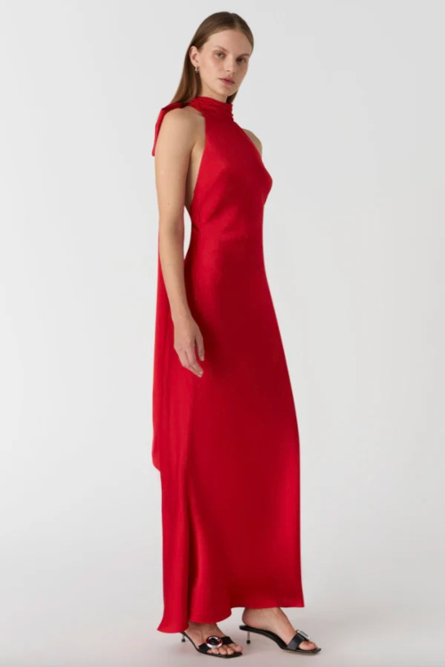 Model in red dress | what to wear to the opera