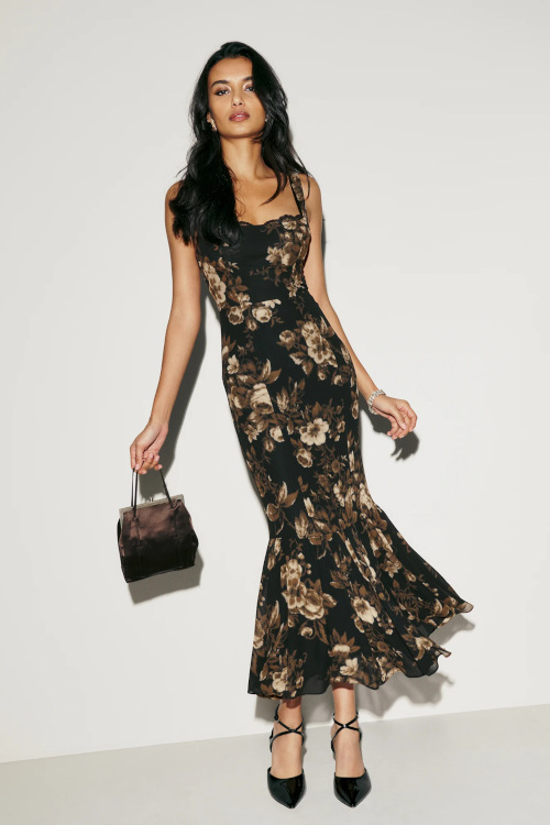 Woman in black and gold cocktail dress | what to wear to the opera