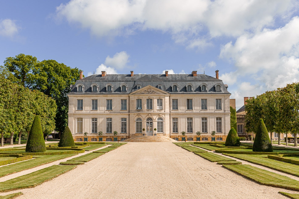 Exterior of Hotel Château du Grand-Lucé in the summer