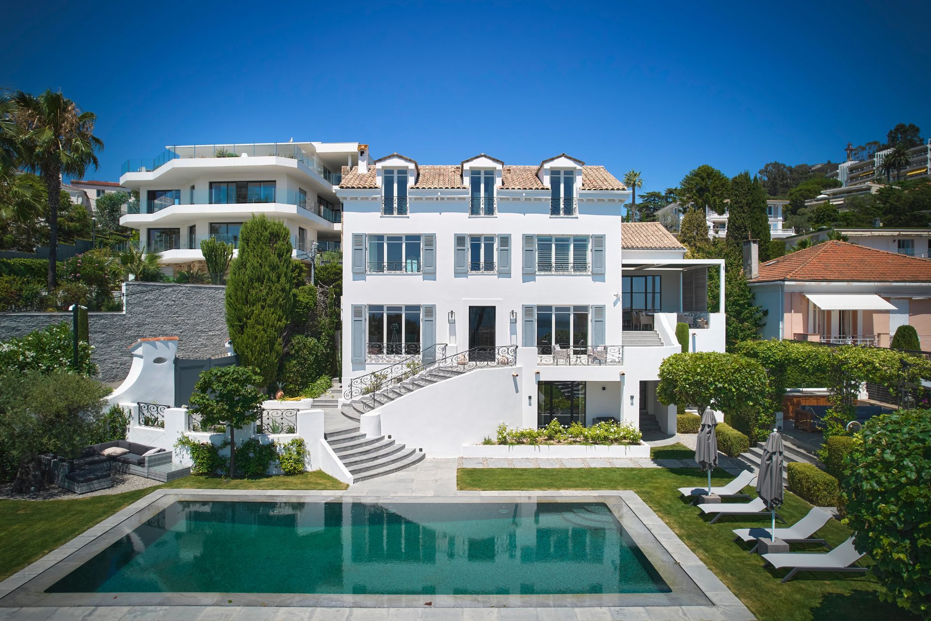 Front view of Cannes villa with outdoor pool