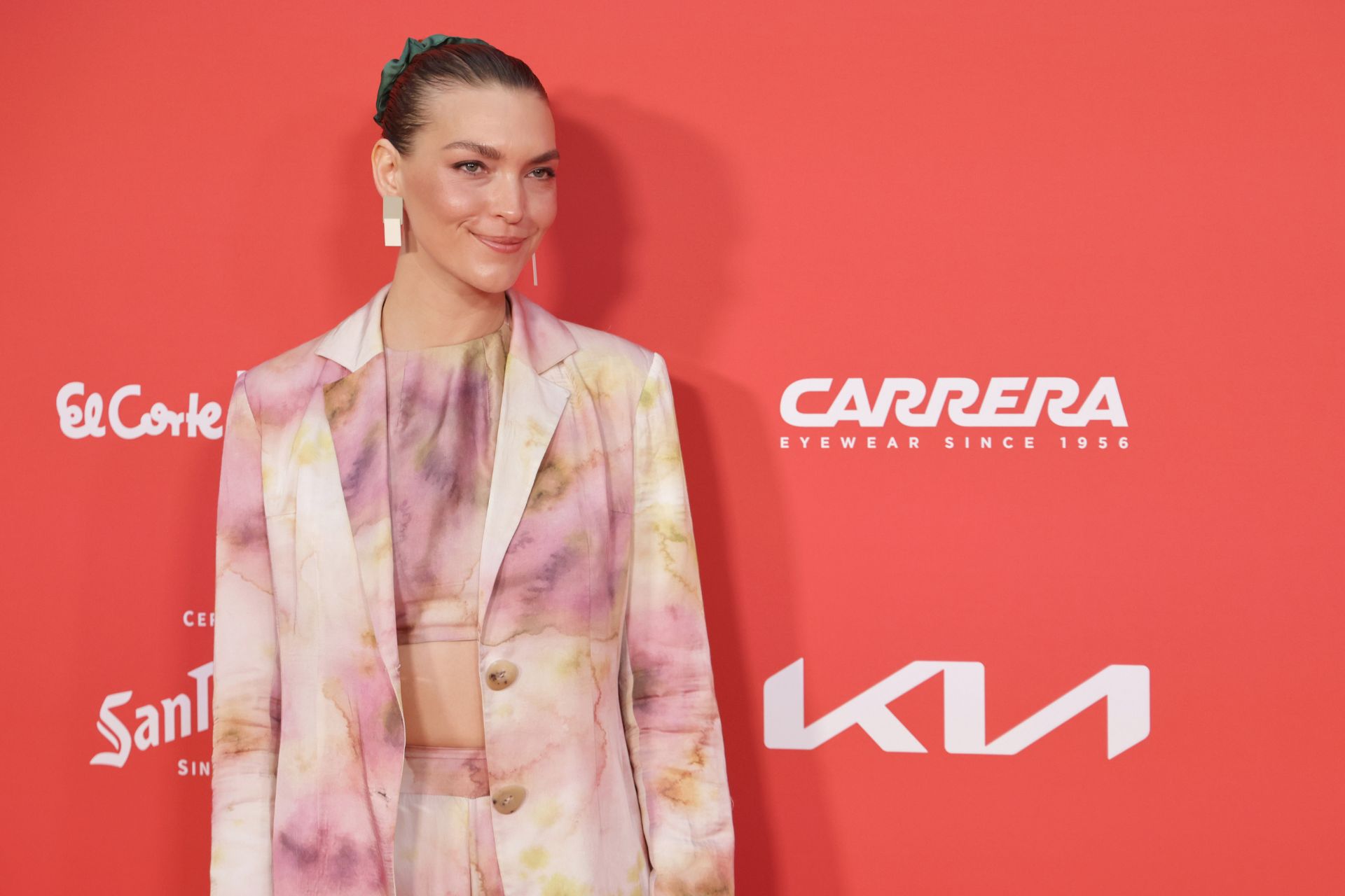 Arizona Muse wearing a purple and white tie-dye effect blazer