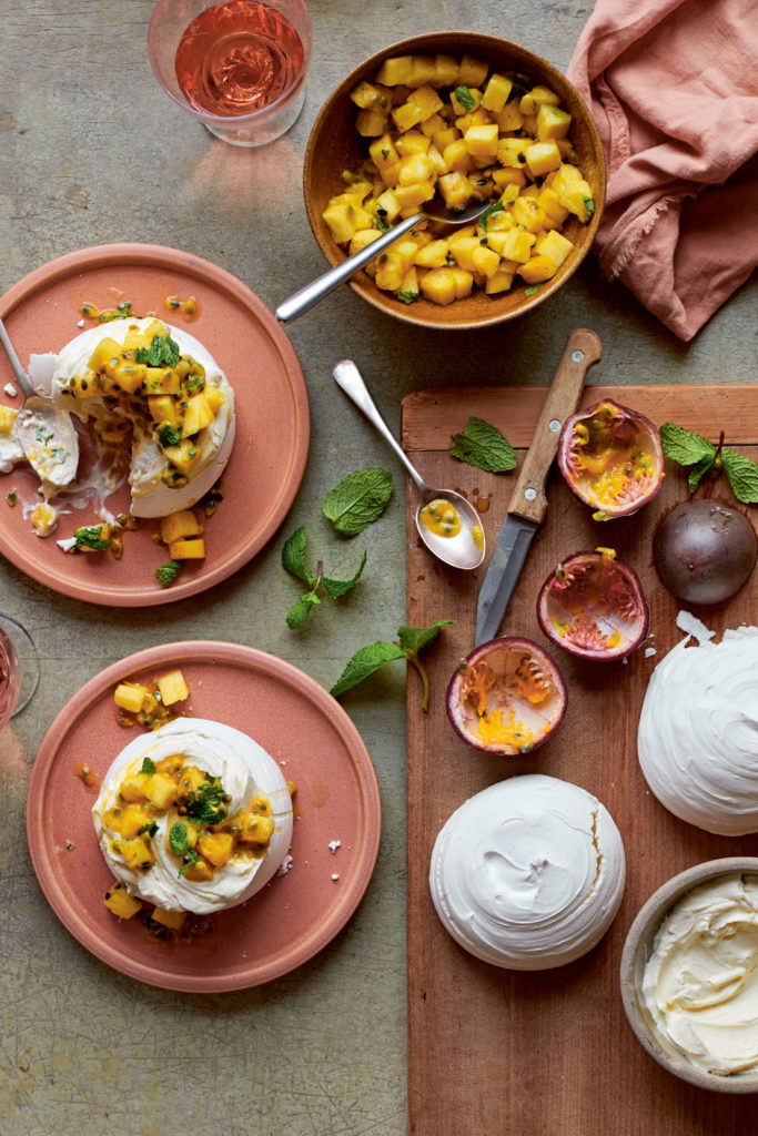 Vanilla pavlova