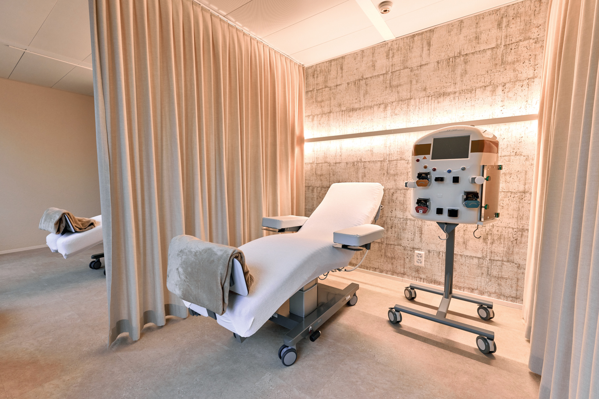 Reclining chair next to medical machine | Switzerland Health Clinics