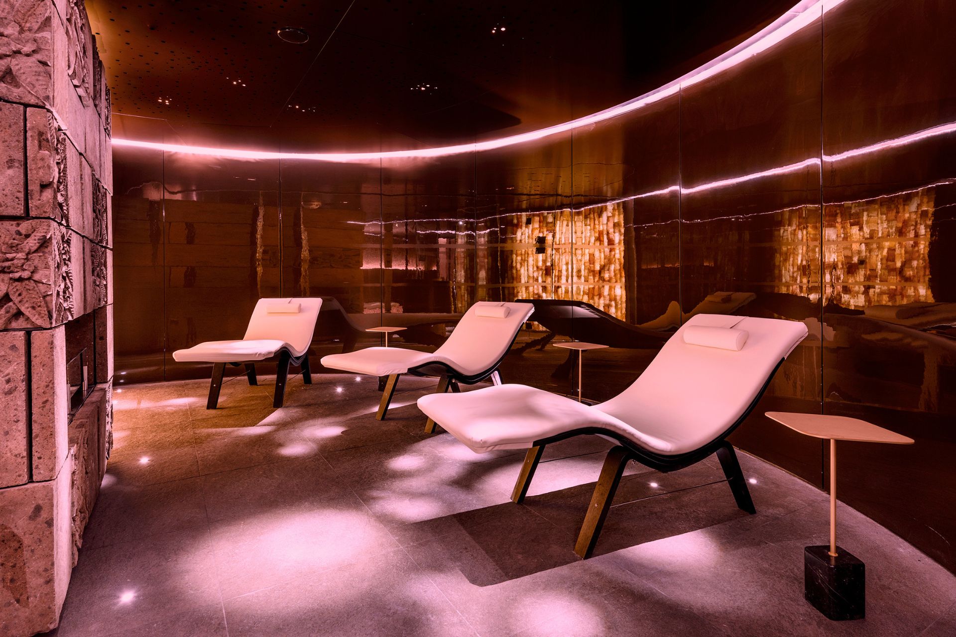 Curved spa room with white treatment beds | London wellness members clubs