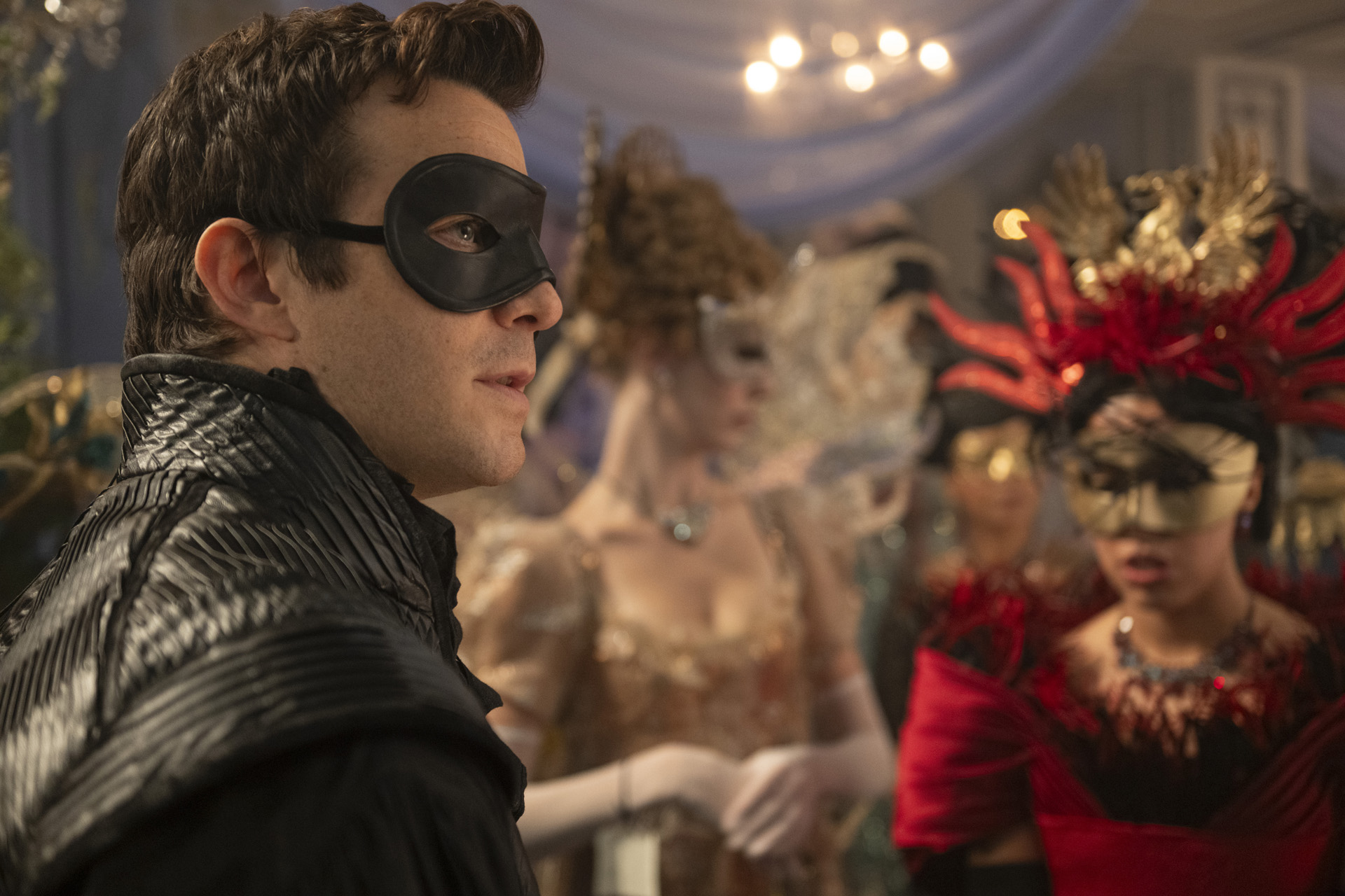 Luke Thompson as Benedict Bridgerton in episode 401 of Bridgerton