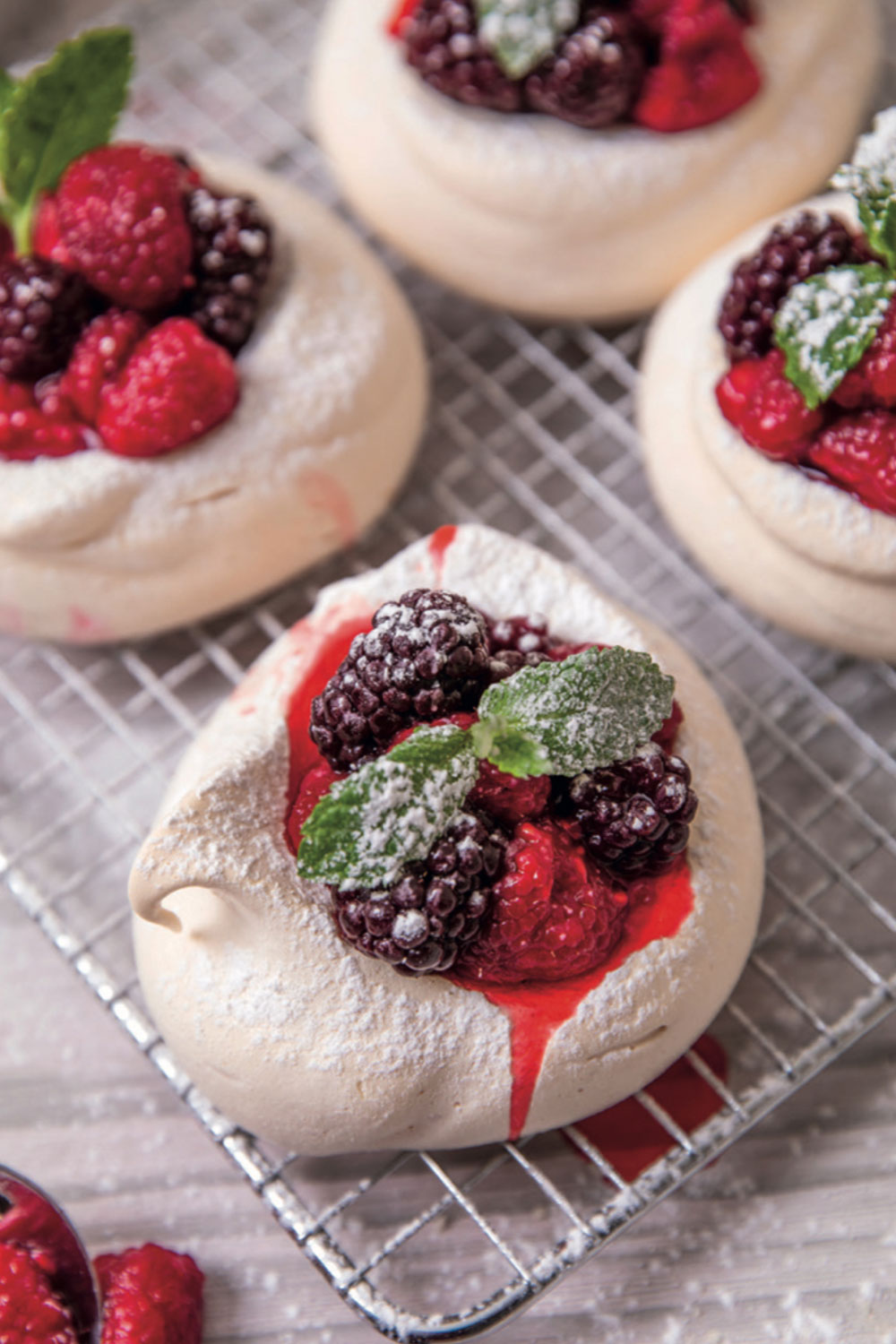 Forage berry meringue