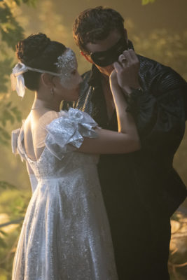 Yerin Ha as Sophie Baek & Luke Thompson as Benedict Bridgerton in episode 401 of Bridgerton