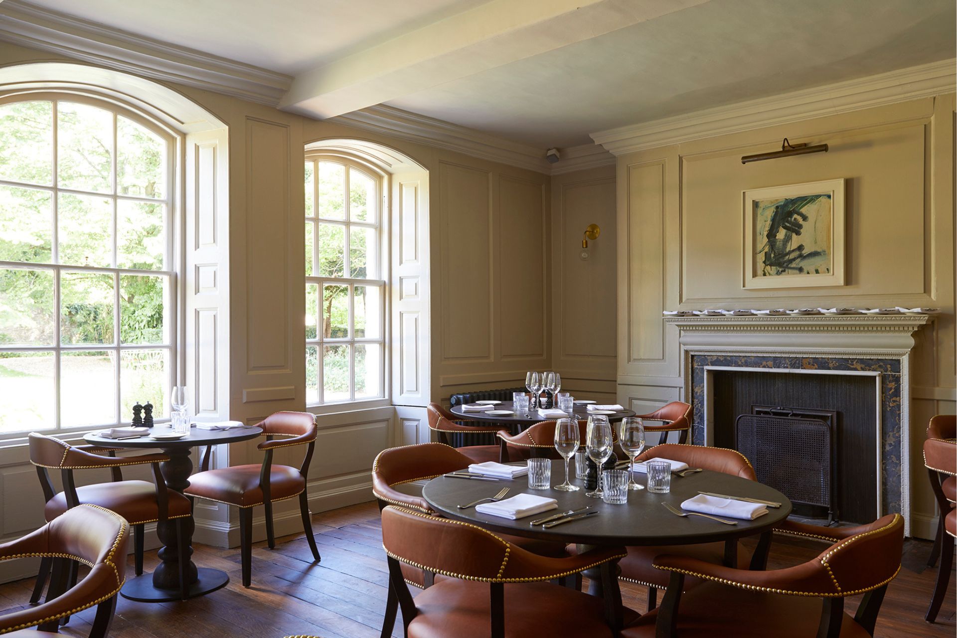 Diing room with round tables and a fireplace