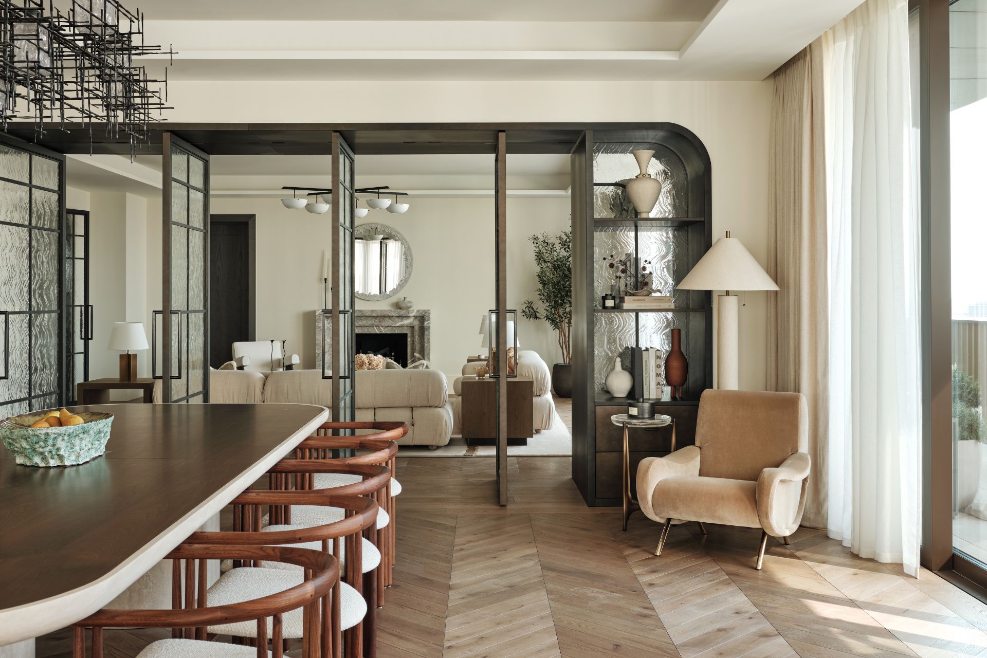 Kitchen with parquet floors, a marble island and an industrial-style chandelier