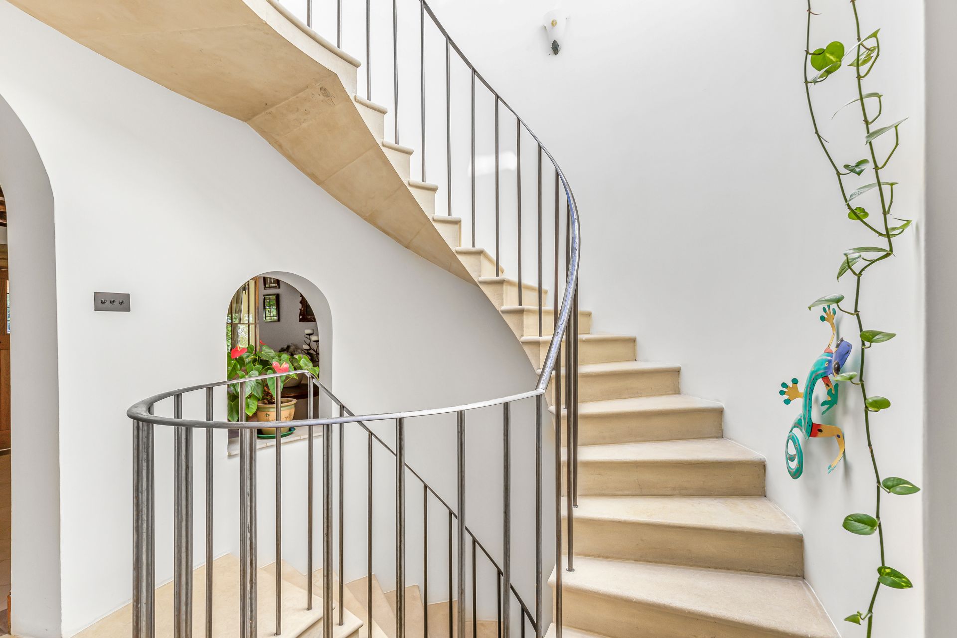 Cantlivered limestone staircase