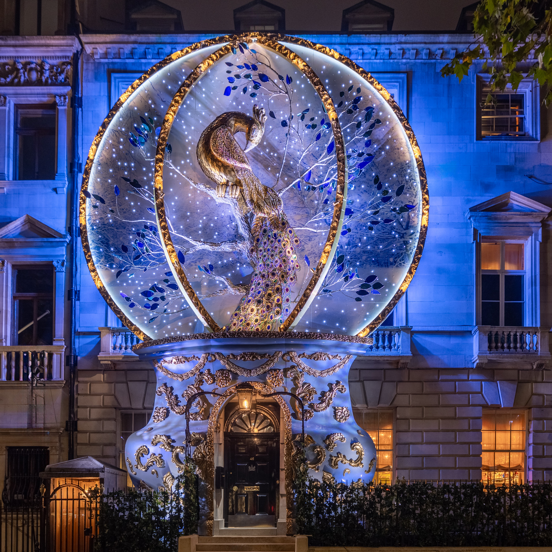 Snow globe-shaped Christmas facade
