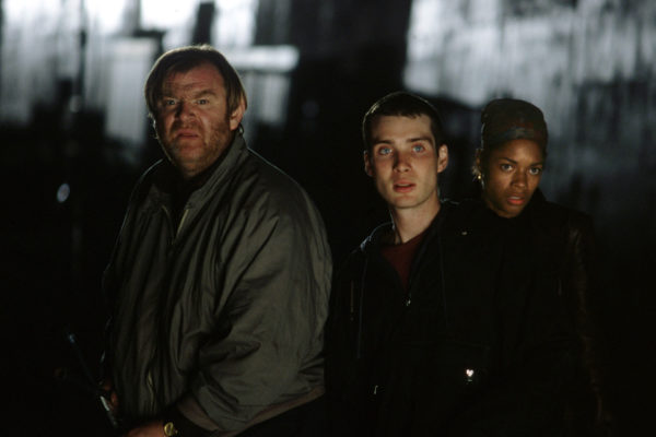 Brendan Gleeson (as Frank), Cillian Murphy (as Jim) and Naomie Harris (as Selena) in 28 DAYS LATER