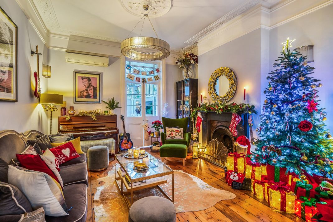 Living room with wooden floots, a bay window and Christmas decorations
