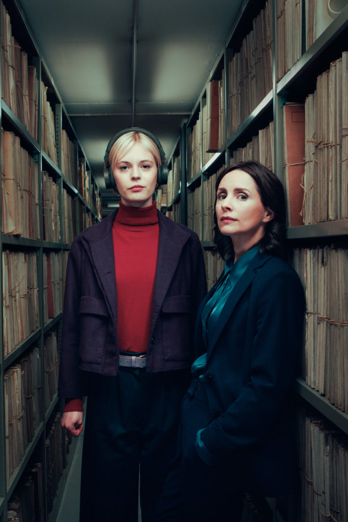 Patience Evans (Ella Maisy Purvis) and Detective Bea Metcalf (Laura Fraser) in Patience
