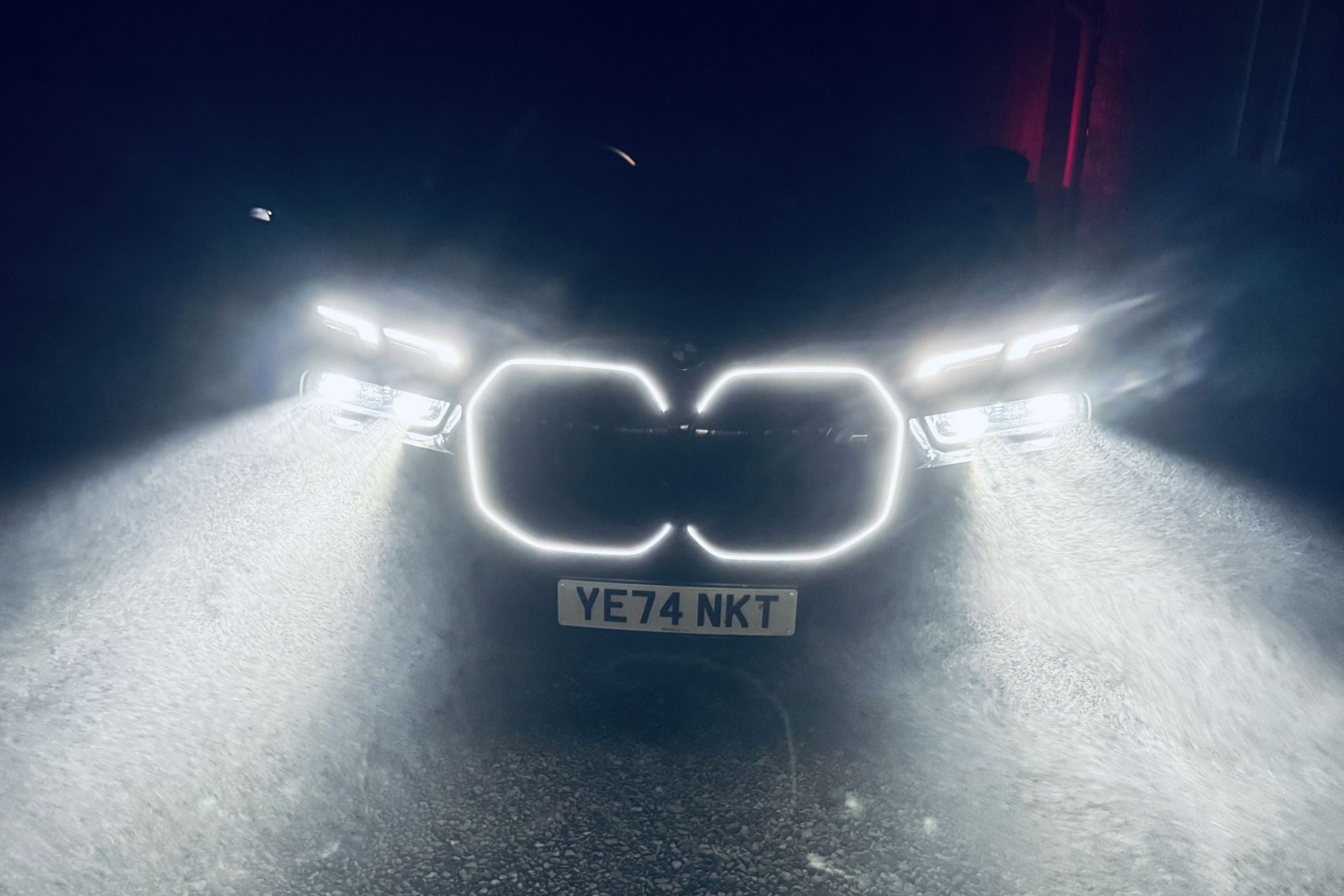 The headlights on the BMW 7 Series M760e xDrive