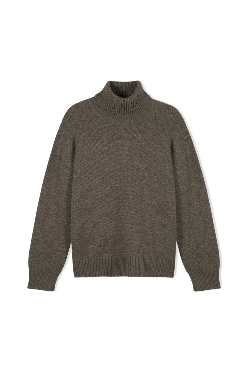 Grey jumper | claudia winkleman traitors outfits