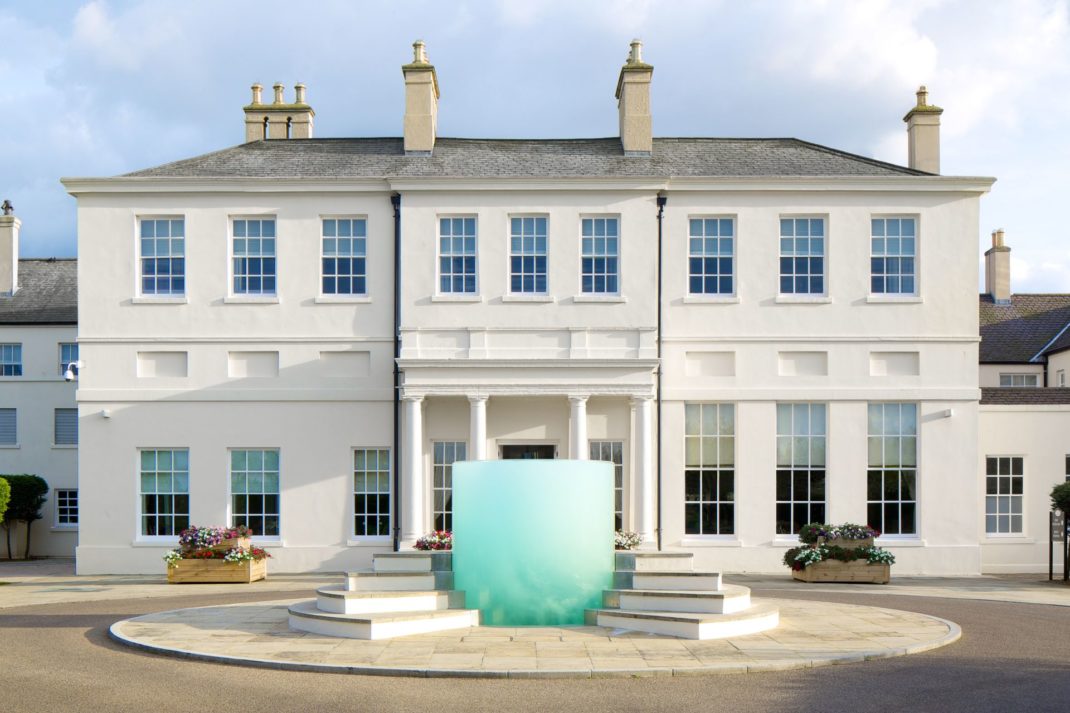Exterior of Seaham Hallwith circular driveway and water fountain