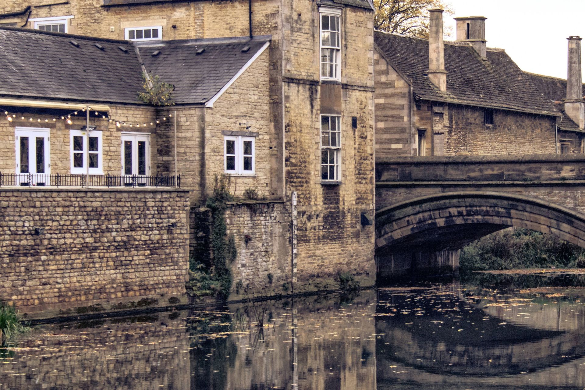 Honey-colour Stamford buildings with a river and bridge
