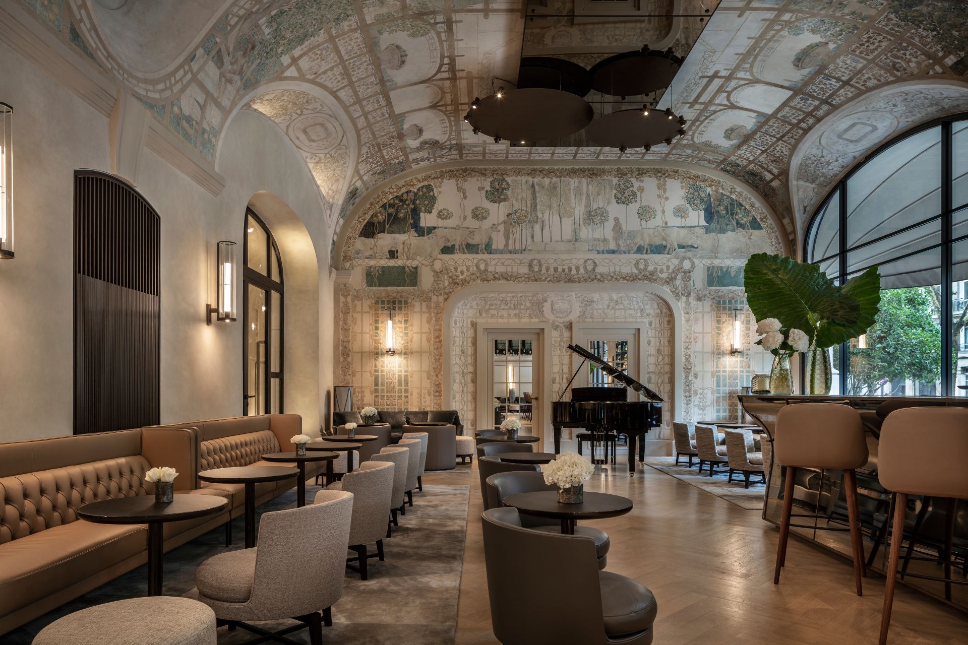 Hotel restaurant with arched ceilings, parquet floors and a grand piano