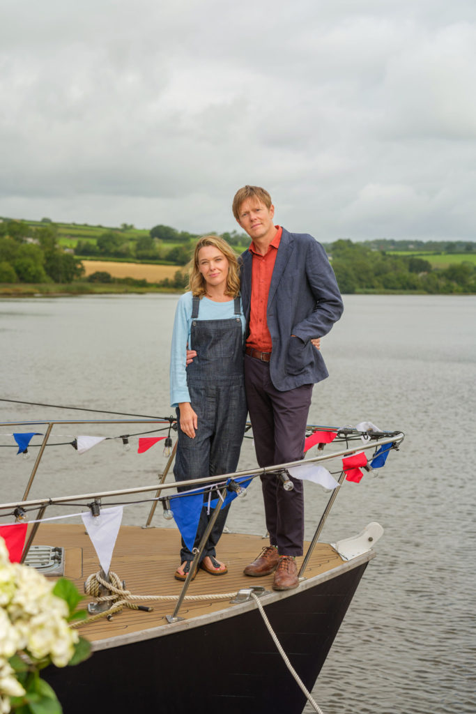 Martha Lloyd (SALLY BRETTON) & Humphrey Goodman (KRIS MARSHALL) in Beyond Paradise.