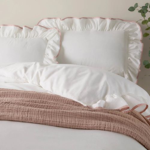 White duvet set with pink-trimmed ruffled edges