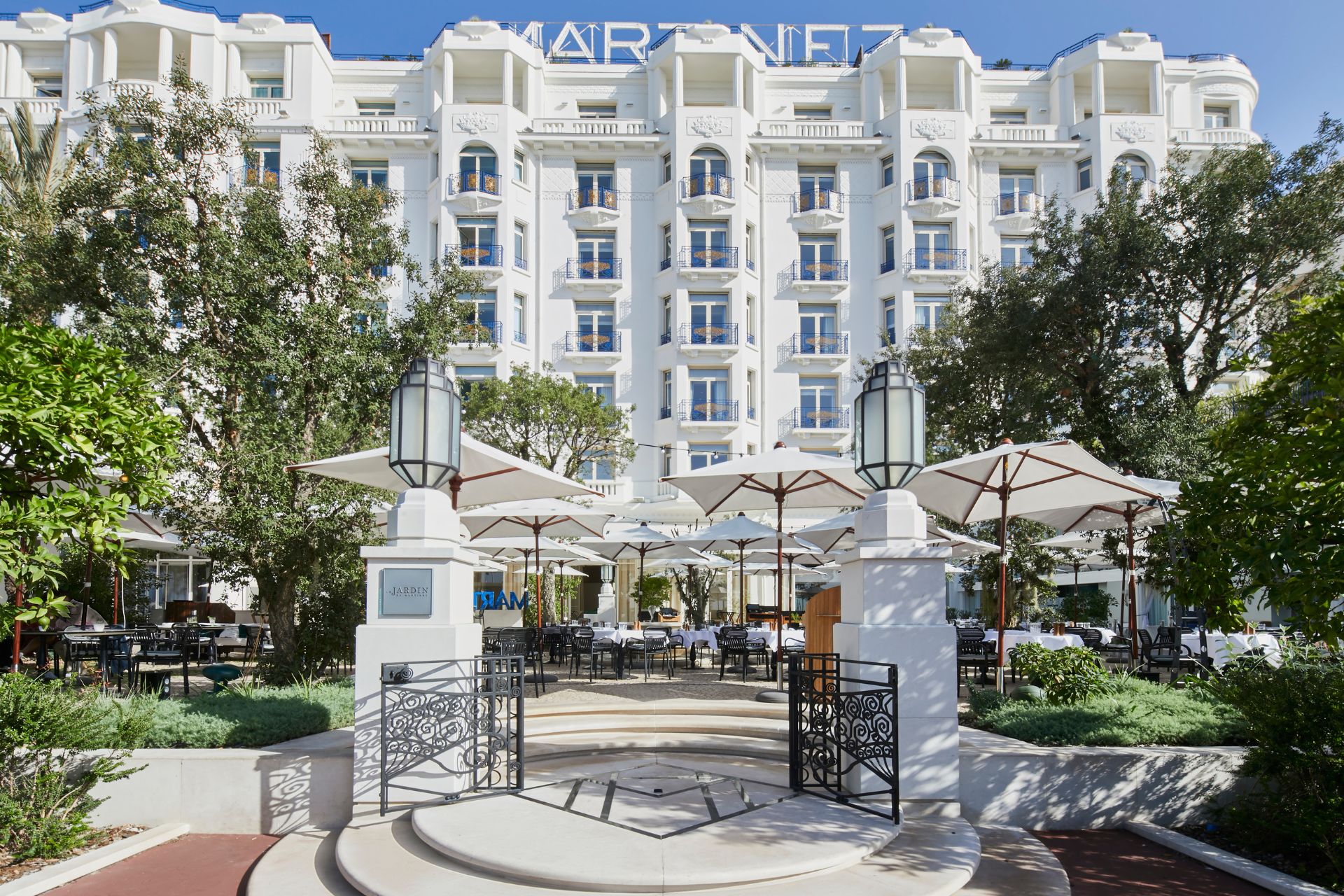 Exterior og Cannes hitel with white parasols and a central courtyard