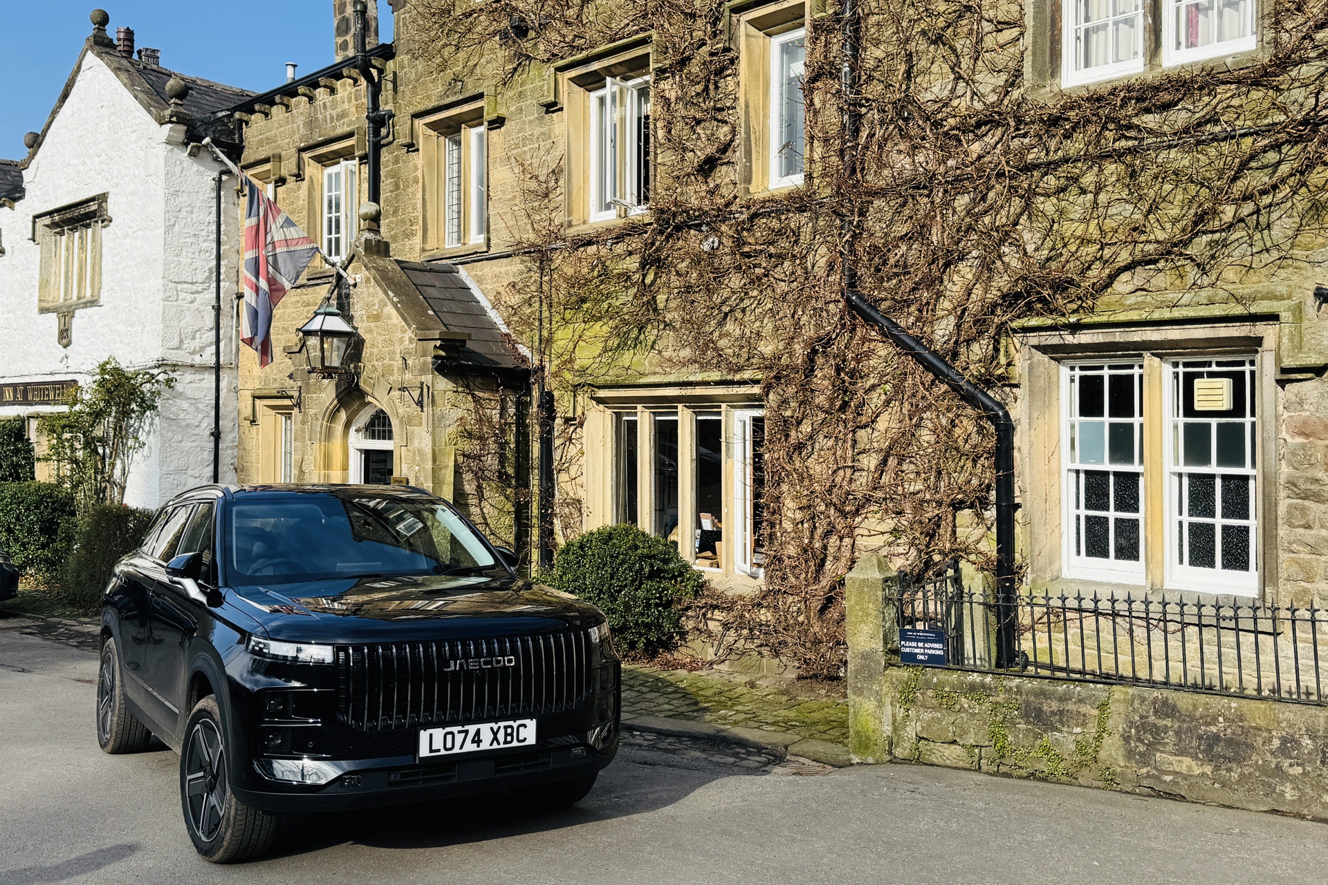 Jaecoo 7 outside a British countryside home
