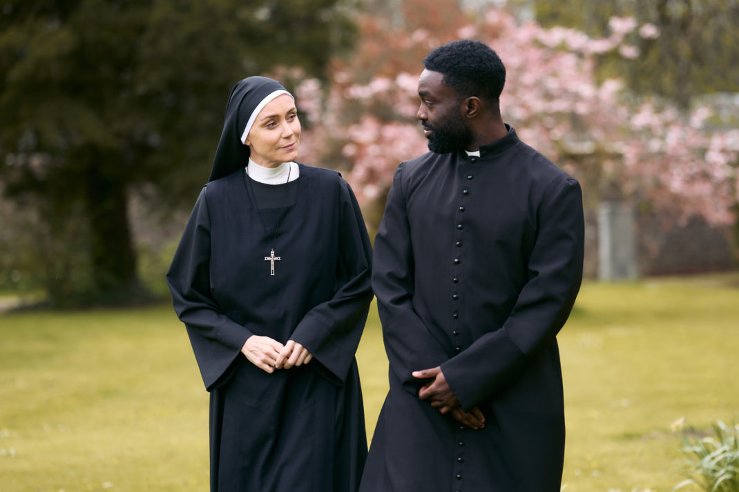 Anna (Keeley Hawes) and David (Paapa Essiedu) in Falling