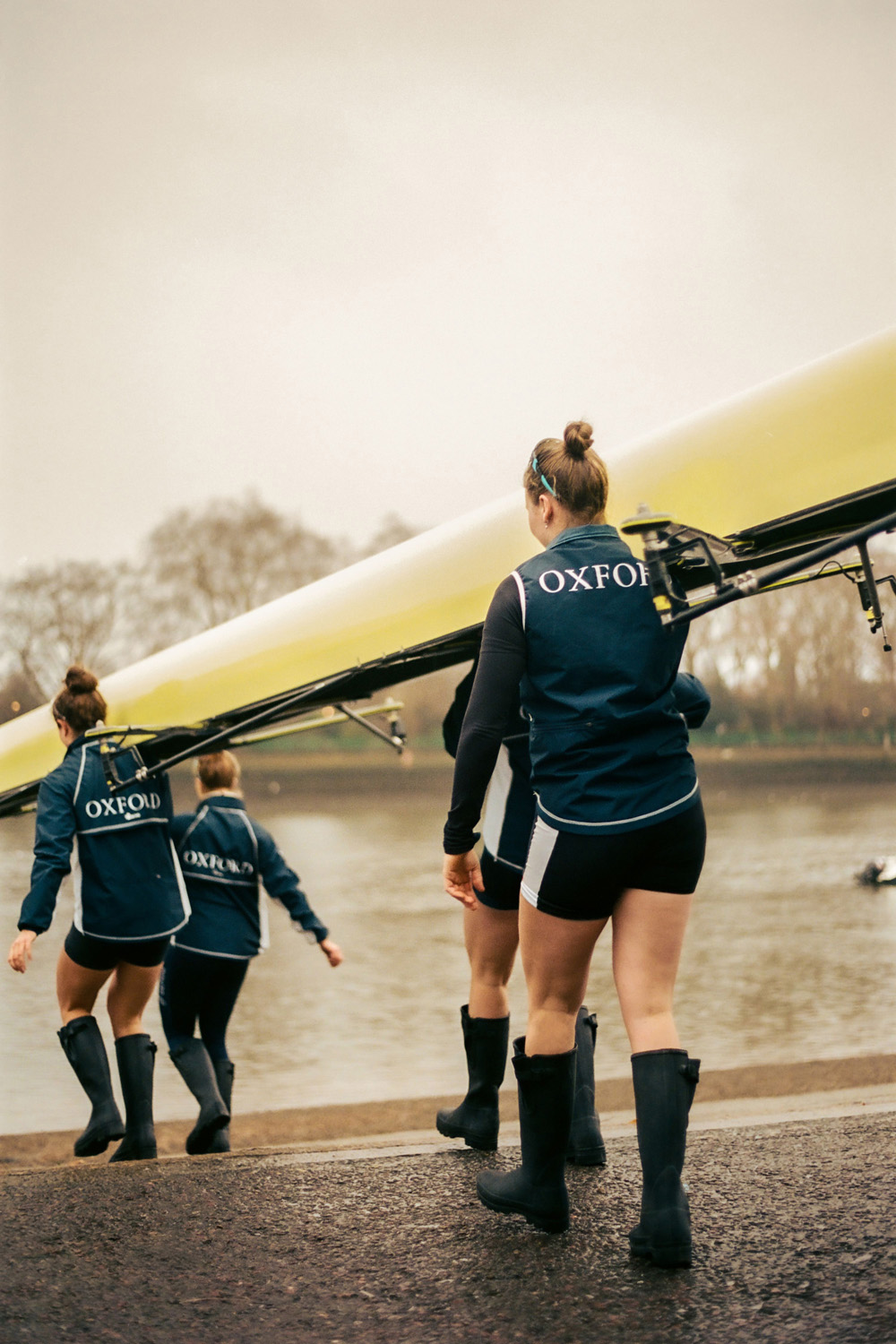 Oxford walking their boat into the Thames