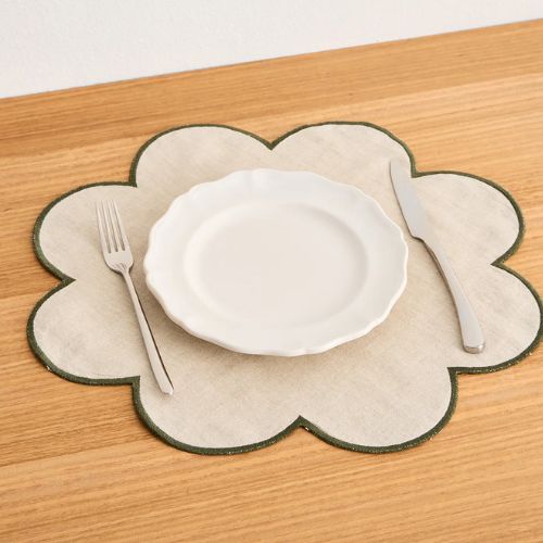 Cream linen flower-shaped placemat with black edges