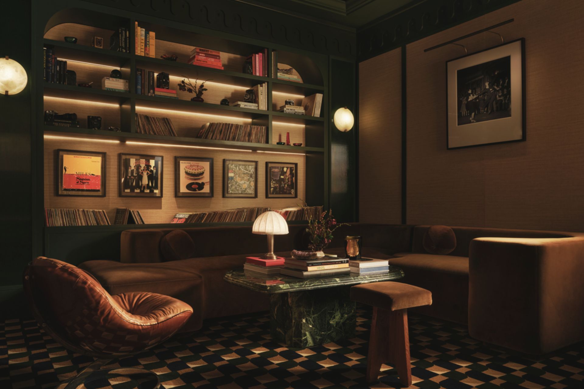 Speakeasy with geometric, 70s-style carpets and leather sofas