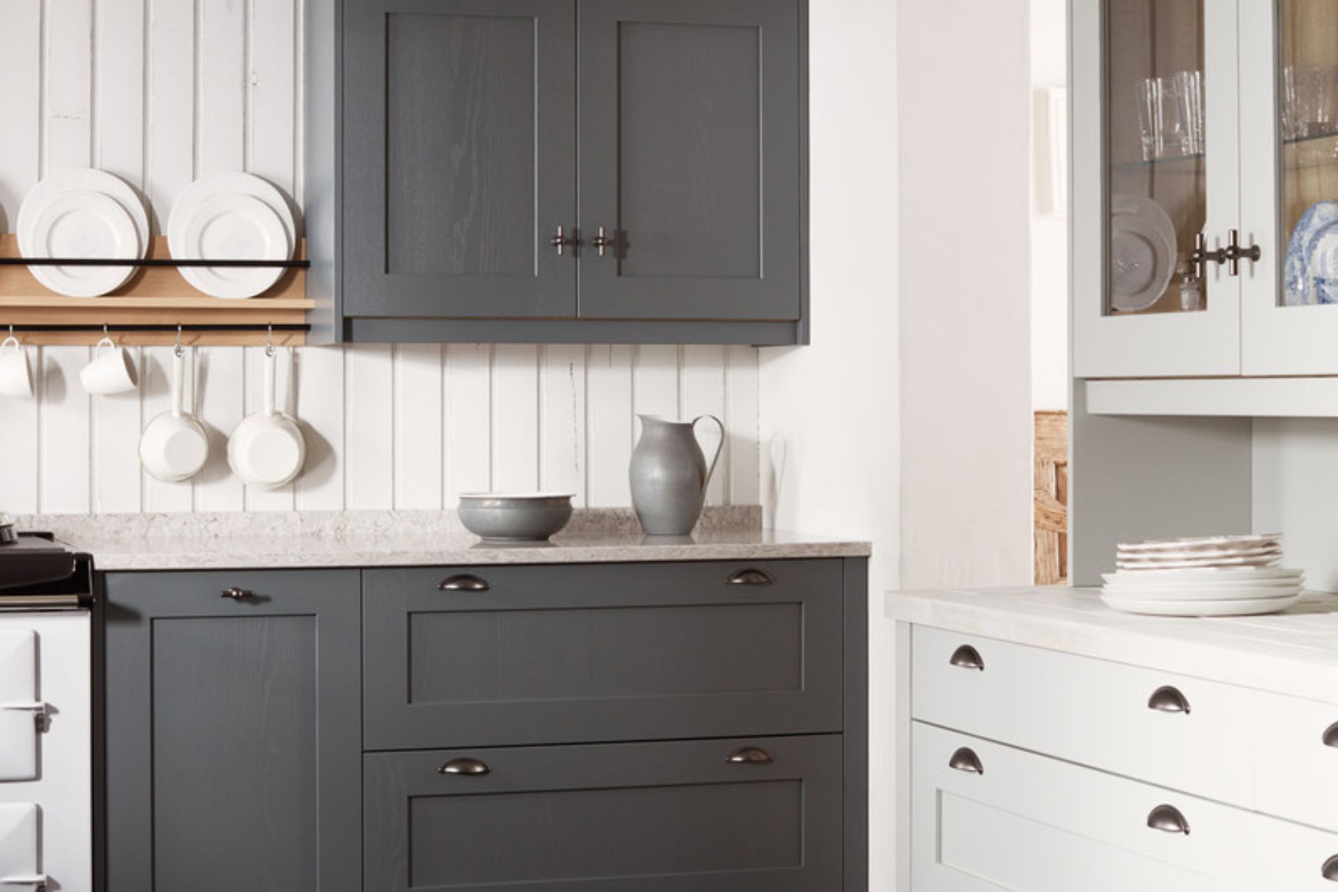 Shaker kitchen wit dark grey and white cabinets