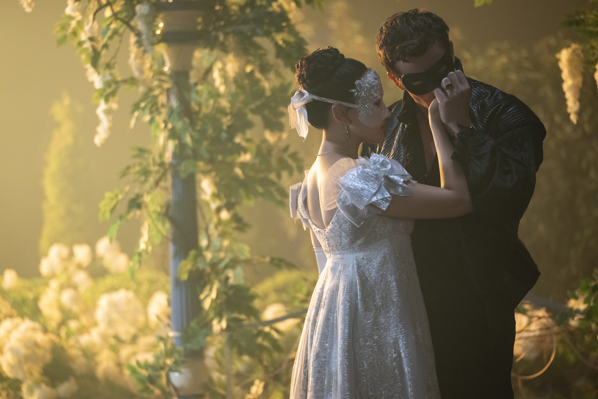 Yerin Ha as Sophie Beckett & Luke Thompson as Benedict Bridgerton in episode 401 of Bridgerton