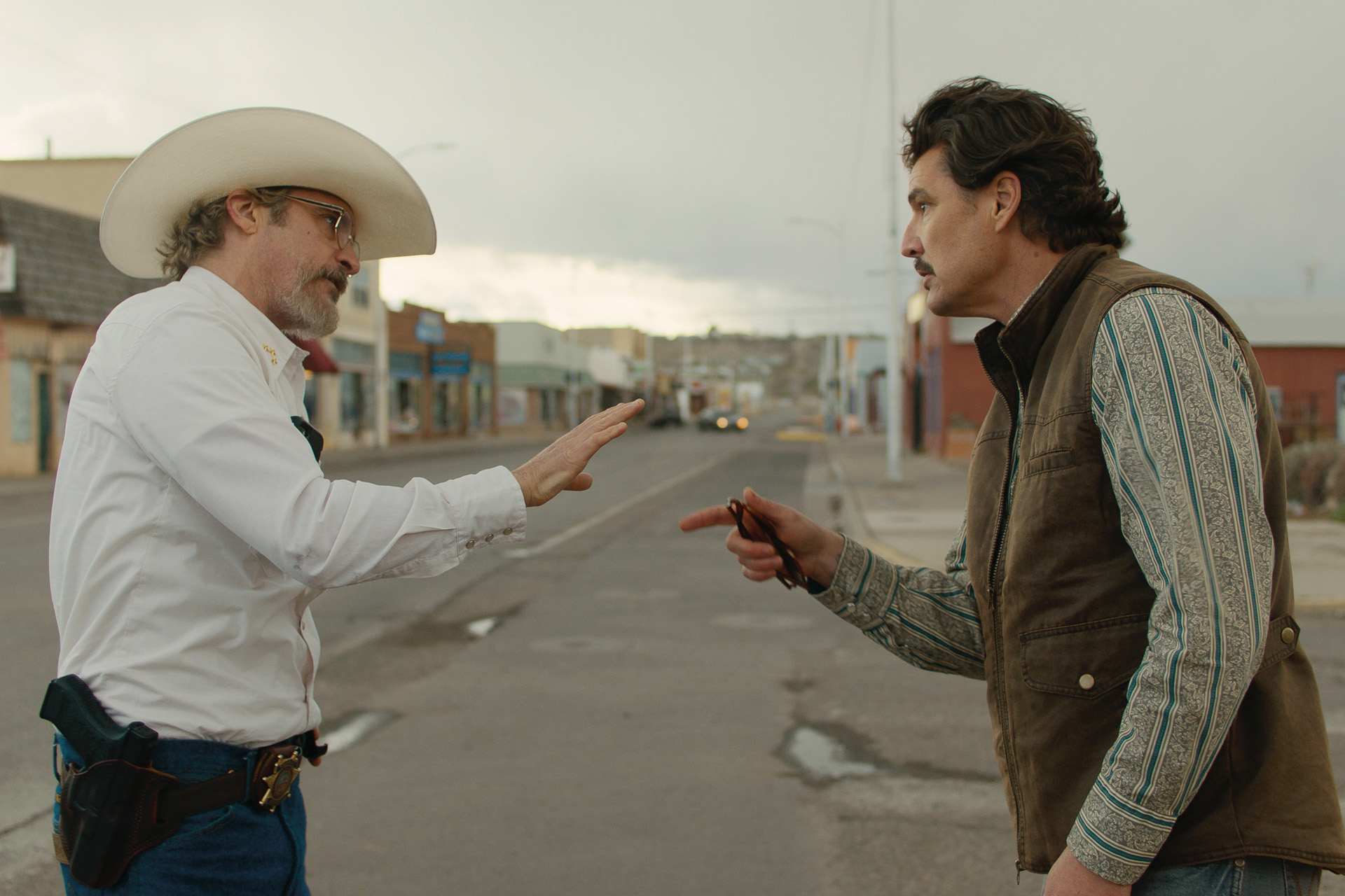 (L-R) Joaquin Phoenix & Pedro Pascal in Eddington.