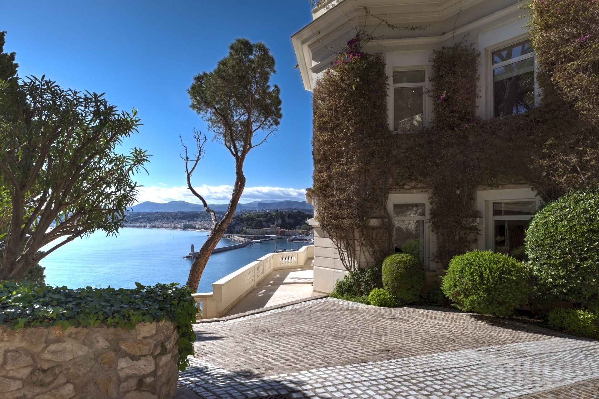 Ivy-clad Art Deco villa overlooking the Port of Nice