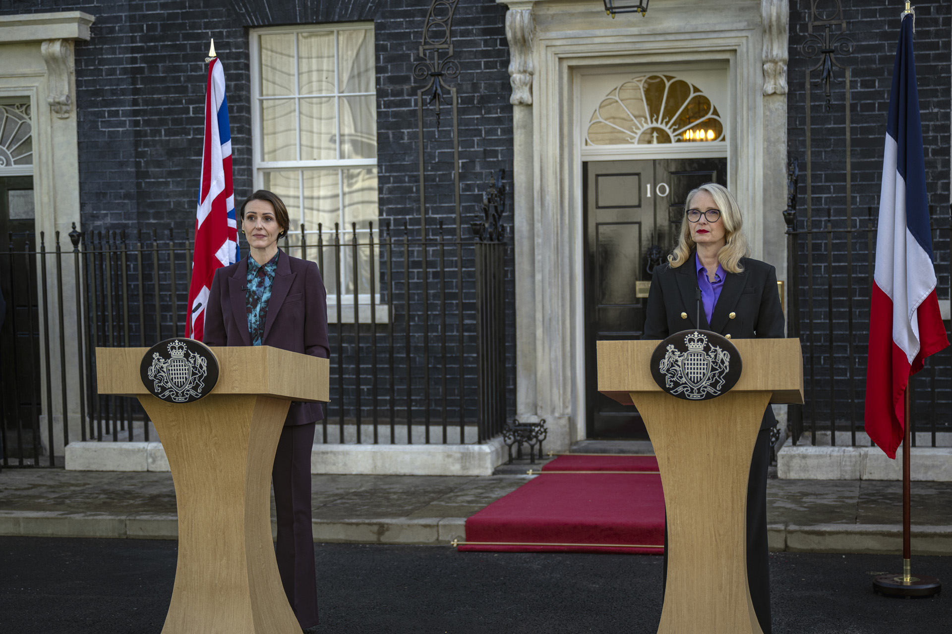 Suranne Jones as Abigail & Julie Delpy as Vivienne in Hostage