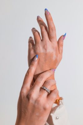 Hands with acrylic nails | how to take them off