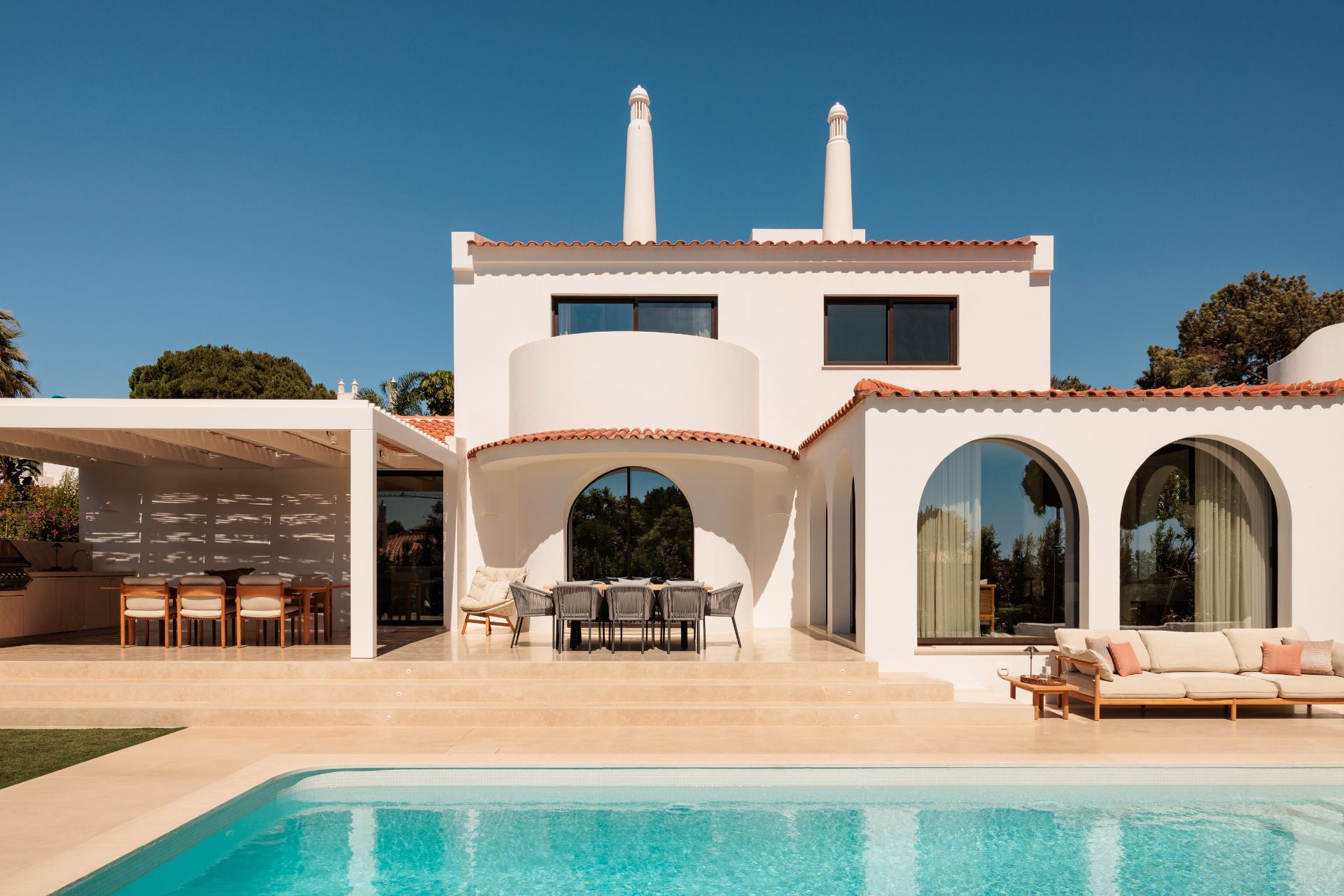 Portuguese villa with outdoor kitchen and swimming pool
