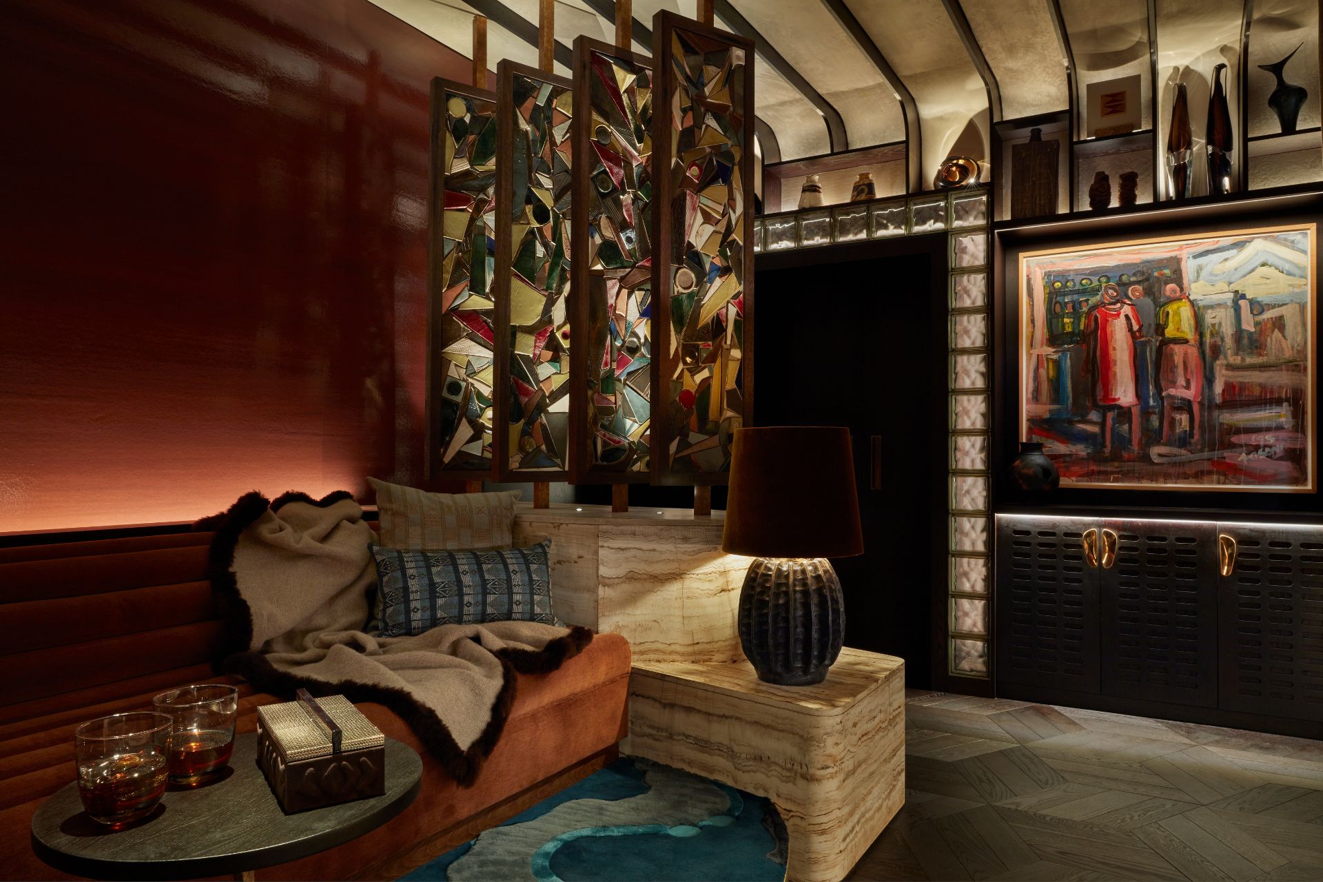 Media room with copper-coloured wallcoverings, a cream sofa, wooden ceiling panels and a blue rug