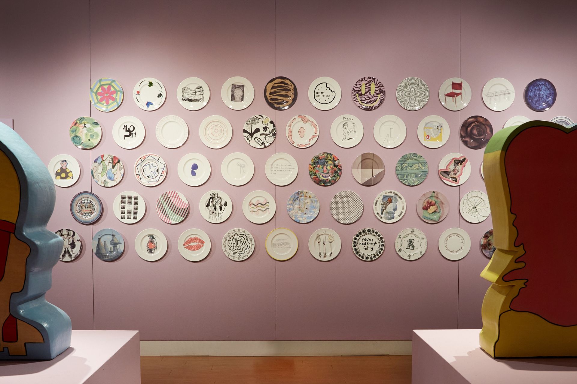 Wall of plates