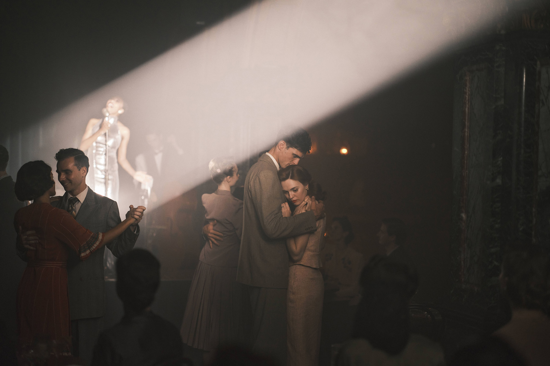 Dorrigo Evans (JACOB ELORDI) & Amy Mulvaney (ODESSA YOUNG) in The Narrow Road To The Deep North