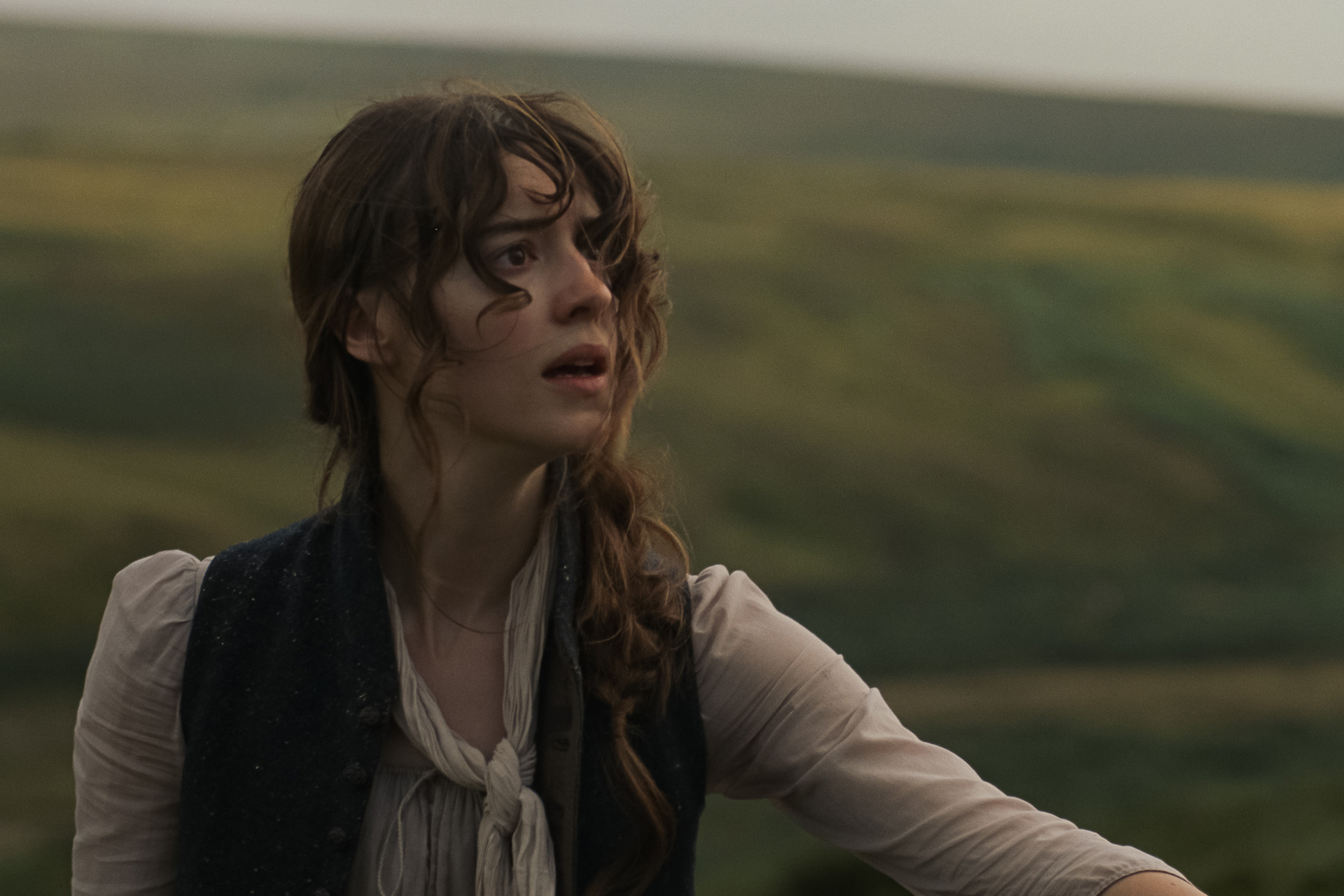Daisy Edgar-Jones stars as Elinor Dashwood in SENSE AND SENSIBILITY.