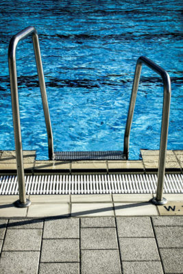 Swimming pool ladder
