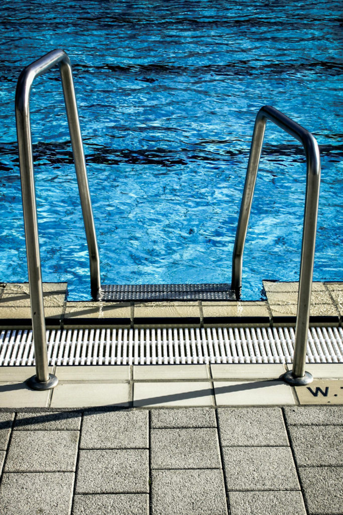 Swimming pool ladder